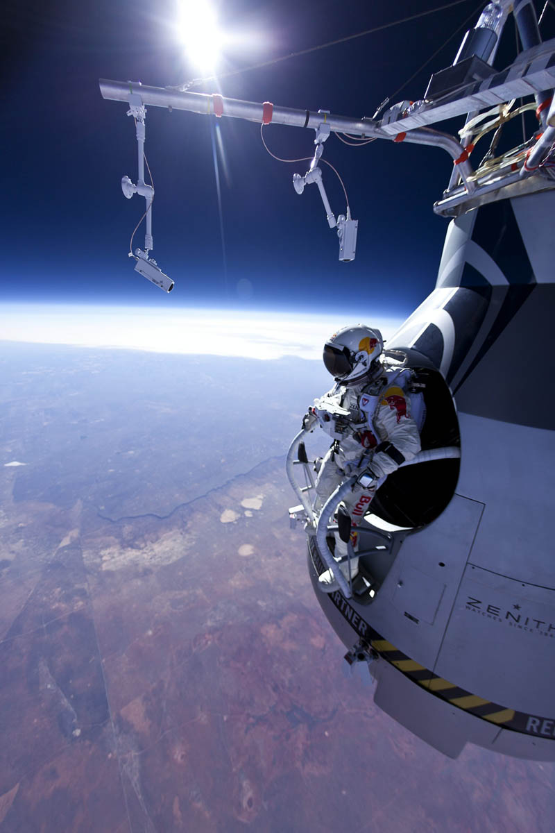 Felix baumgartner jumps 71580 ft red bull stratos 1
