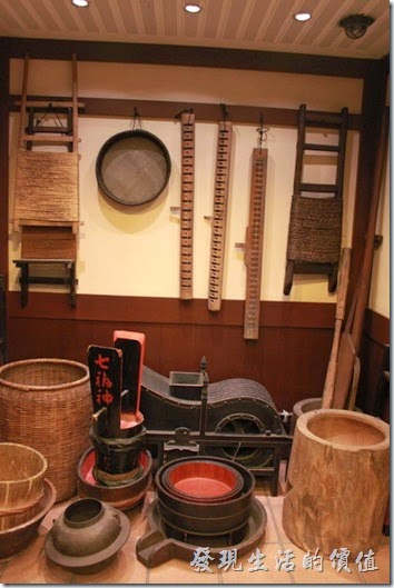 日本北九州-由布院-彩岳館。這家飯店的主人真的很喜歡收集一些古董，溫泉區有很多的商店招牌，這裏則有很多的農家器具。