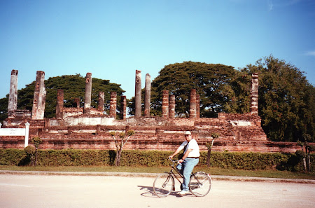 135. pe bicicleta la Sukhothai.jpg