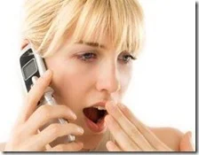 Una donna parla al cellulare