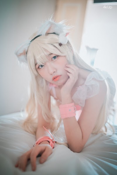 DJAWA Photo – Sonson (손손) Gata Rosa