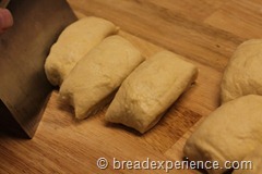 pumpkin-knot-yeast-rolls_1583_thumb[4]