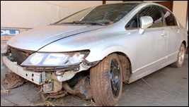 SP - ASSASSINATOS/RUA OSCAR FREIR/SUSPEITO - CIDADES - Peritos da Polícia inspecionam no pátio da Polícia Civil em Sertãozinho, interior de São Paulo, neste   domingo (28), o carro modelo Honda Civic do analista de sistemas Eugênio Bozola, morto na madrugada da   última terça-feira, que foi encontrado no bairro Áurea Gimenes, em Sertãozinho. O carro foi abandonado   após cair em um buraco e teve a lataria frontal danificada. O suspeito do crime, Lucas Cintra Zannetti Rossetti, 21   anos, continua foragido. Bozola,  de 52 anos, e o modelo Murilo Rezende da Silva, 21 anos, foram mortos a facadas na madrugada da última terça-feira (23), em um   apartamento na Rua Oscar Freire, no bairro de Pinheiros, em São Paulo.        28/08/2011 - Foto: LUIS CLEBER/AE/AE