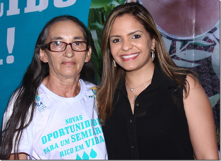 DONA FRANCISCA, QUE REPRESENTOU A COMUNIDADE NO EVENTO, COM A PREFEITA LUANA BRUNO