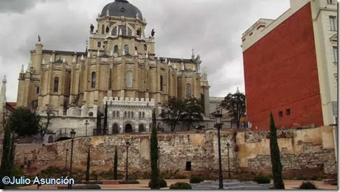 Muralla musulmana y catedral de la Almudena
