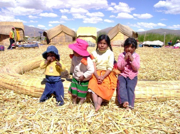 Crianças das Islas Flotantes de los Uros