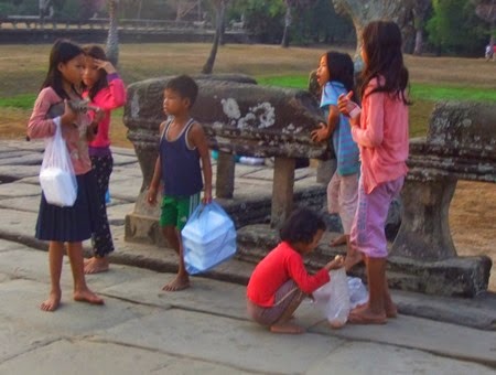Todavía quedan niños vendiendo cosas en Angkor Wat