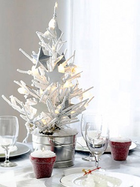 Decoración navideña con árboles de sobremesa<