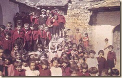 Nxënësit e shkollave me uniforma kuq-zi. (foto, Luigi Pellerano)