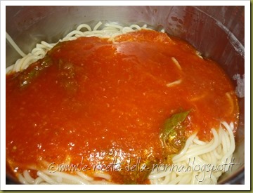 Spaghetti al sugo di pomodoro e basilico (3)