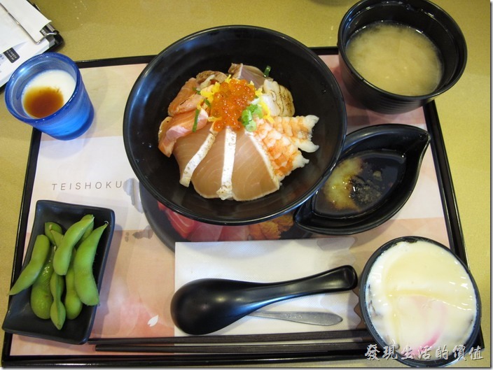 台南-定食8日式料理。海鮮燒雙丼，NT$180。附餐有漬物、茶碗蒸、味噌湯及甜點。
