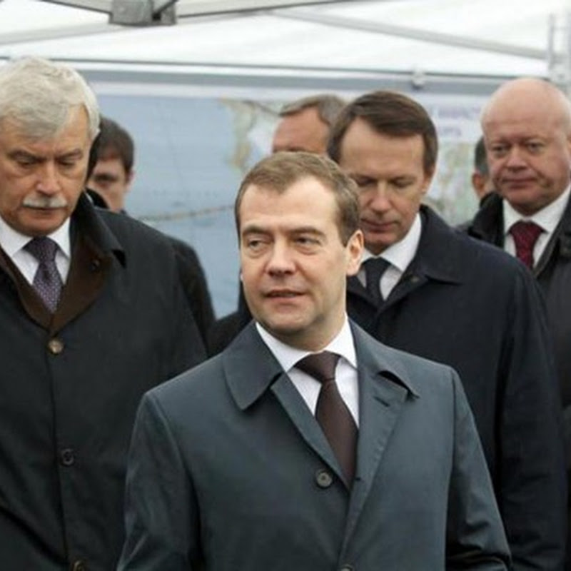 Кортеж Медведева осигналили в Питере