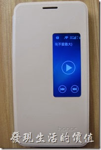 華為榮耀Honor6智慧型手機保護套可以聽音樂控制上下一首歌曲。