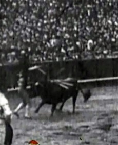 1914-04-22 Sevilla Joselito estocada trompicon 02