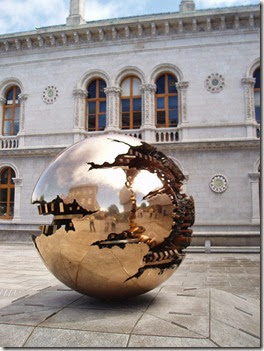 Dublin. Trinity College. Escultura Pomodoro - P5091062