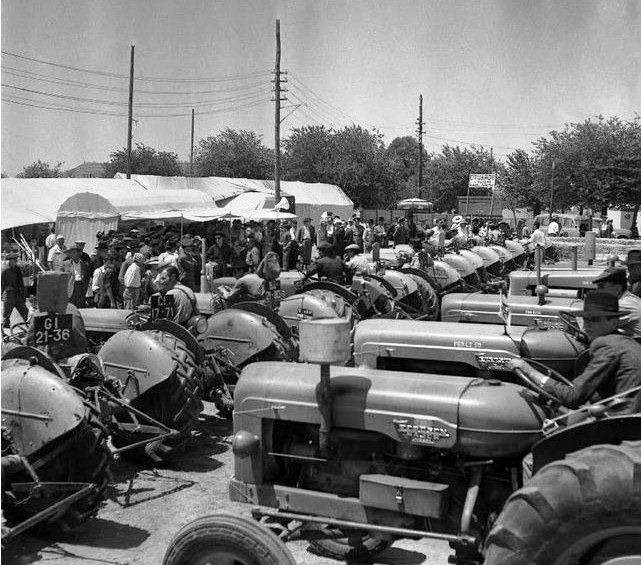 [Corrida%2520de%2520Tractores%2520%2528Feira%2520S.Jo%25C3%25A3o%2520%25C3%2589vora%25201957%2529.jpg]