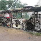 Des bus incendiés à la place Intendance de l'Unikin, 13 janvier 2011.
