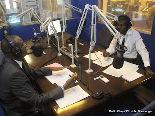 A gauche, le ministre de l'Enseignement primaire et secondaire, Maker Mwangu au cours d'une emission Paroles aux auditeurs à Radio Okapi-Kinshasa.