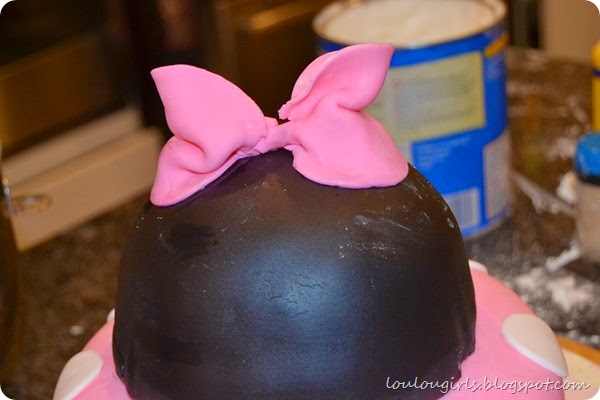 How-To-Make-a-Minnie-Mouse-Birthday-Cake (33)