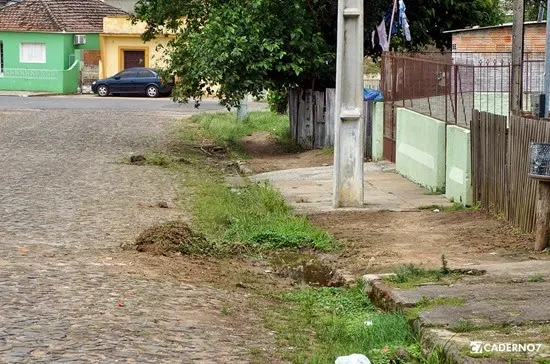 idosa limpa rua em São Gabriel 003