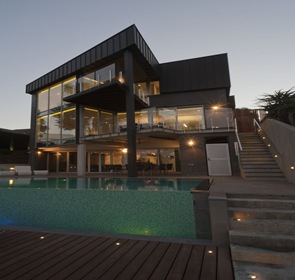 Piscina casa moderna con piscina