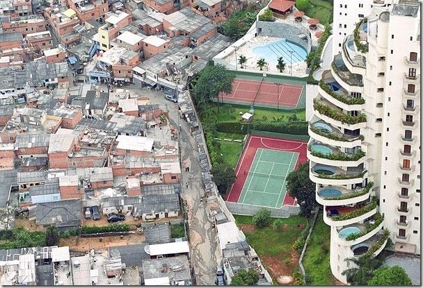 一張照片道盡巴西的貧富差距，注意看右邊的高樓家家戶戶都有一個露天泳池。