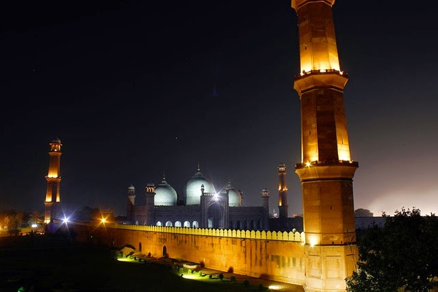 [Night_view_of_Badshahi_Mosque%255B3%255D.jpg]
