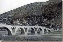 Ura me shumë harqe mbi lumin Osum, Berat.(foto, Franz Bespaletz)