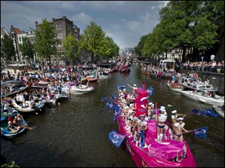 Barcos desfilam no início da Parada Gay em Amsterdã. (Foto: Paul Vreeker/Reuters)