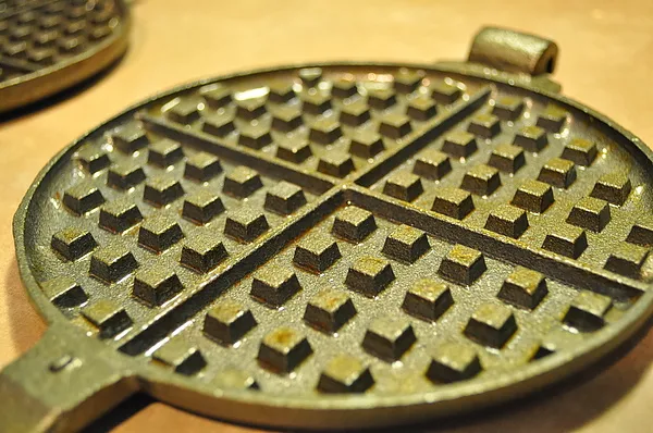 使用全新的Waffle Iron之前，一定要養鍋上油(Seasoning)