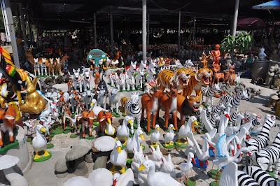 Si vous recherchez des figurines pour votre jardin vous serez servis. DSC_0468.JPG