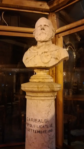 Statue Garibaldi a Natural Cafe