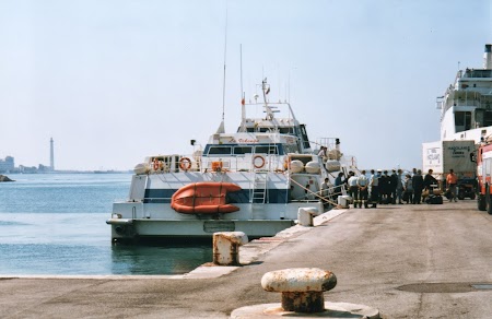 Catamaranul La Vikinga, curse Bari - Durres