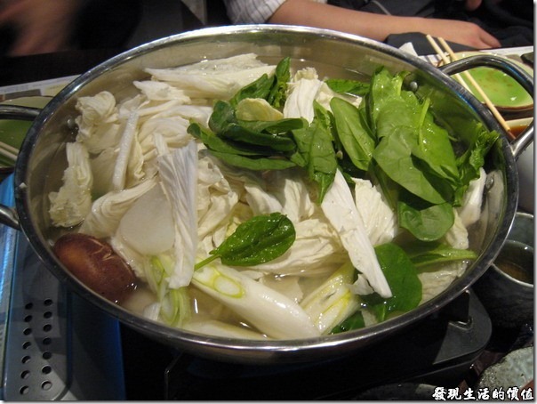 上海壽司天家。日式小火鍋，這是三人份的份量，裡面有涮雪蟹，帝王蟹，鱈魚，蔬菜，湯頭跟我們一般在台灣吃得小火鍋類似，比較清淡，很適合我們。