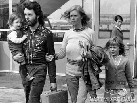 12th May 1971:  Paul McCartney, singer, songwriter and bass player for the recently disbanded Beatles, with his wife Linda (1941 - 1998) and their two children, Mary (left) and Heather (right) at Gatwick Airport.  (Photo by Central Press/Getty Images)