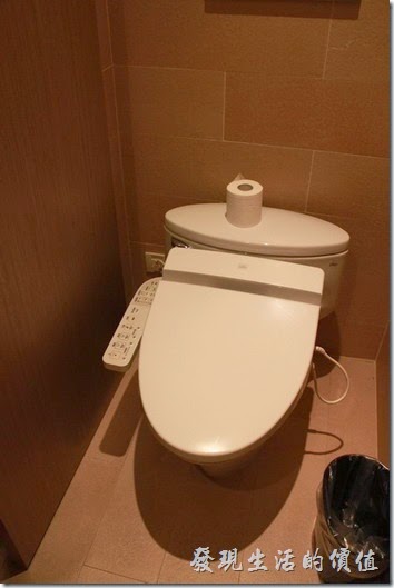 南投日月潭-雲品酒店。廁所在另外一個小方間內，採用免治馬桶，這個免治馬桶是我用過洗屁屁最乾淨的一個，馬力夠強。