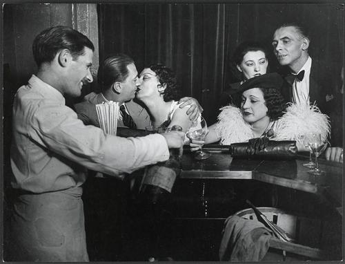 Kiki dans un bar, Montparnasse, 1930 by Brassaï.jpg