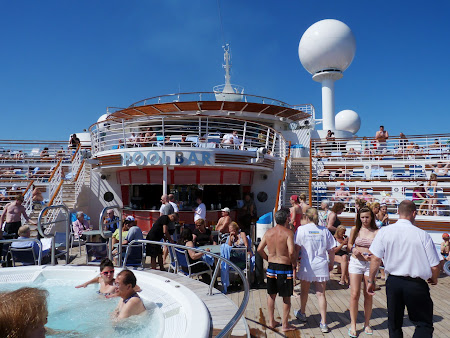 Croziera pe Mediterana: Barul de la piscina pe vasul de croaziera Liberty of the Seas