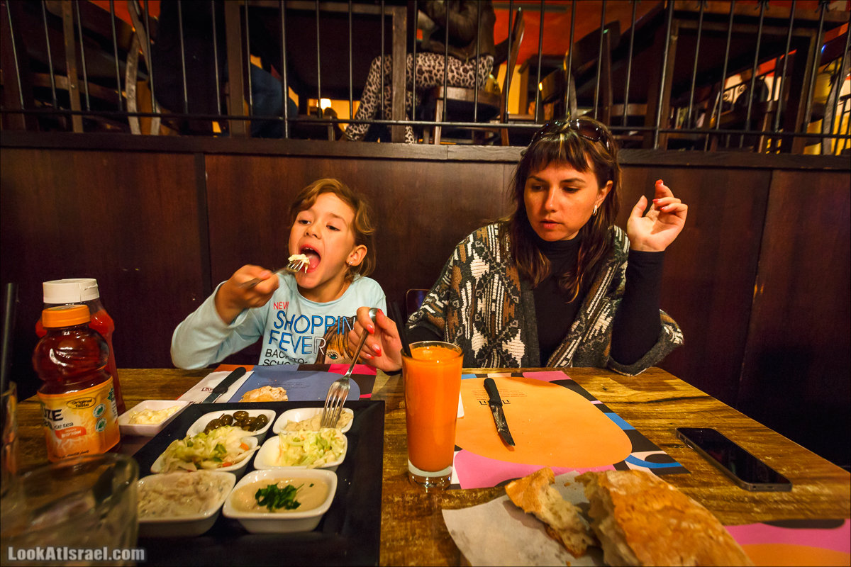 Ресторан израильской кухни Нафис | LookAtIsrael.com - Фото путешествия по Израилю | יש נאפיס בעיר