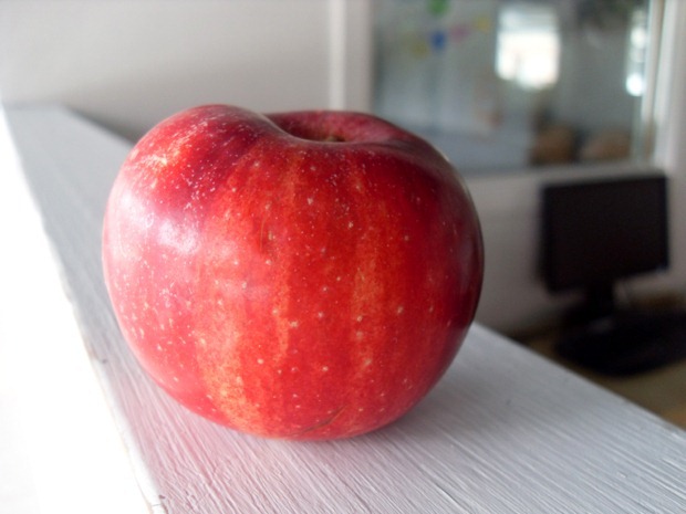 Et pudset rødt æble