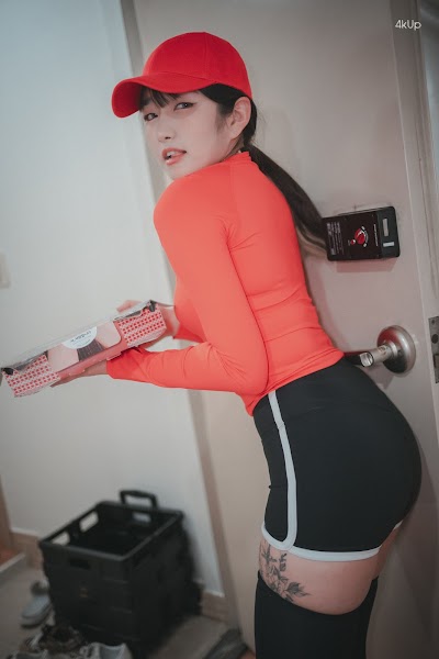 DJAWA Photo – Sonson (손손) Pizza Girl