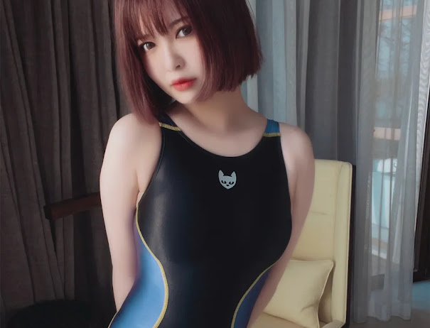 Coser@半半子 競泳水着を着た彼女