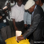 Etienne Tshisekedi vote le 28/11/2011 à l’institut Lumumba à Kinshasa, pour les élections de 2011 en RDC. Radio Okapi/ Ph. John Bompengo