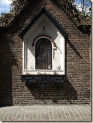 Hasselt: kapelletje tegen de muur van het begijnhof
