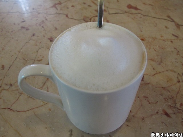台南Halhali哈拉里咖啡專櫃中正店-拿鐵咖啡，現在老婆還是喝拿鐵，上頭都是奶泡。