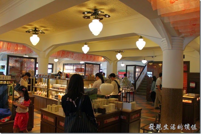 台南-林百貨重新開幕。台南林百貨三樓的陳列。