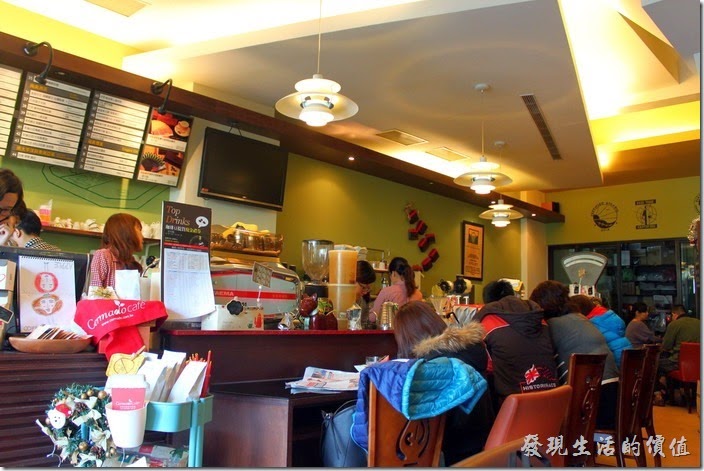 台南【席瑪朵咖啡烘培棧】立賢路總店的吧台。這裡的座位其實不是很多，大約可以容納20多人出頭。