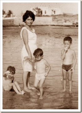 008 a Mamá y niños en la playa
