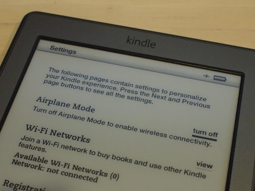 [写真]新しいKindleのSettings画面。Airplane ModeでのみWiFiをON/OFFできるようになった。