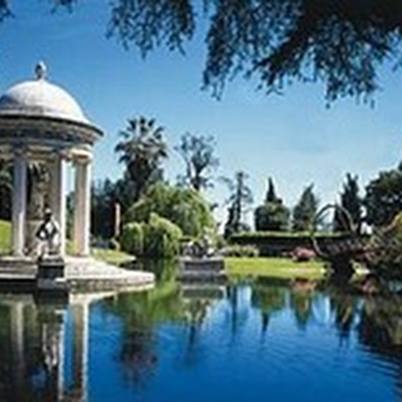 La Villa Durazzo-Pallavicini con il parco romantico annesso alla villa è uno tra i maggiori giardini storici a livello europeo.